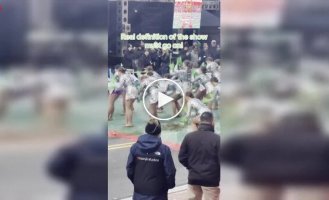 Танцюристи на параді виступали прямо на кінському гною