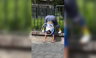 Пожилая китаянка разминается в парке