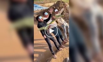 Веселые парни сыграли в популярную игру