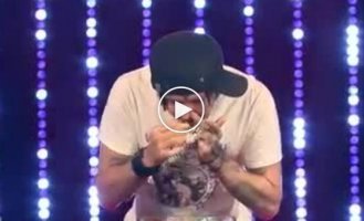 Парень за минуту засунул 10 сдутых воздушных шариков в нос, вытащив их через рот