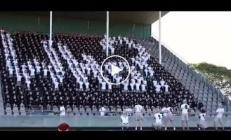Красивое выступление с черно-белым одеянием