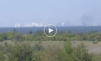 На видео орки штурмуют город Лиман. Видны огромные столбы дыма. Также сообщают о жестоких боях