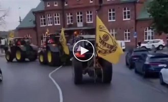 Новоспечені чемпіони Швеції з футболу проїхалися рідним селом на автобусі. Поряд їхали вболівальники на тракторах