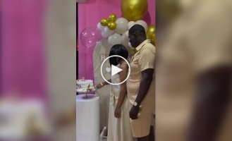 Gender-themed party with an original dessert.