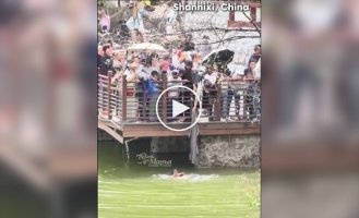 Быстрая реакция спасла жизни: в Сиане очевидцы помогли женщине с ребенком выбраться из воды