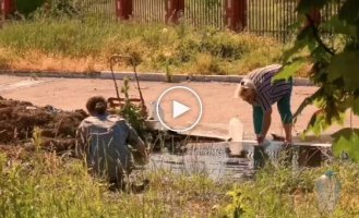 В оккупированном Мариуполе люди вынуждены набирать воду из луж