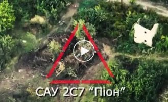 203mm 2S7 Pion shelled by Ukrainian artillery