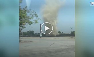 Пылевой смерч высотой 15 метров пронесся по парковке в Таиланде