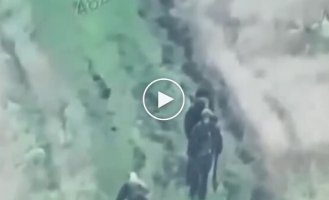 Двое оккупантов проходят мимо своего раненого товарища, который на четвереньках ползет им навстречу