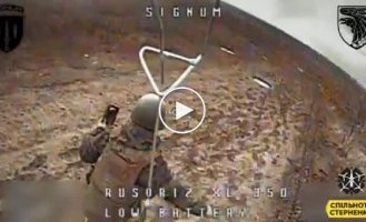 A kamikaze drone attacks a disarmed Russian with a phone in his hands