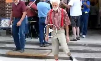 Дедуля танцует шафл