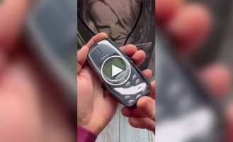 На дворе 2004 год, все хорошо, а у тебя Nokia 3310 в чехле