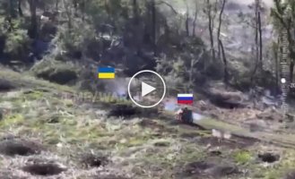 Украинский военный расстреливает двух российских штурмовиков на мотоцикле