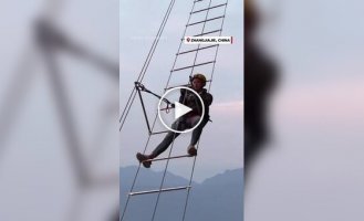 «Лестница в небо» в китайских горах Цисин