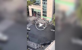 Как азиатские офисы справляются с длинными очередями к лифтам