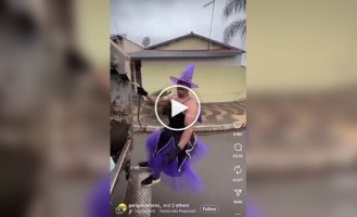 Бразильский мусорщик на Хэллоуин вышел на улицу в костюме ведьмы