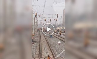 Китайские рабочие произвели крупный ремонт проводов на железнодорожной линии
