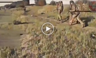 П'ять атак із засідки українські дрони чекають на окупантів у траві вздовж стежки