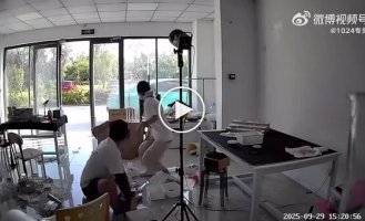В Китае электрокар Xiaomi сам завелся и уехал от хозяина