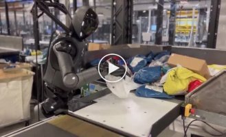 Как гуманоидный робот сортирует и сканирует посылки