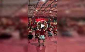 Королева самбы показала, как готовится к карнавалу в Бразилии