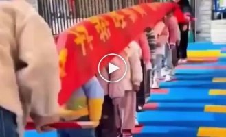 Учителя показали ученикам, что такое статическое электричество