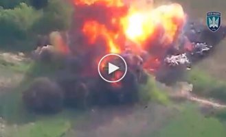 Российская РСЗО БМ-21 Град с полным боекомплектом взлетает в воздух на Курщине
