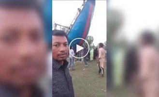 В Индии карусели крутят вручную — без механизмов и электропитания