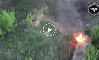 M2A2 "Bradley" infantry fighting vehicle, with the support of FPV drones, destroys a Russian MT-LB with landing forces in the Avdeevsky direction