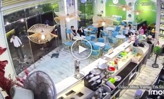 Парень разбил стеклянную дверь кафе