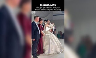 Невеста подарила отцу свадебный букет