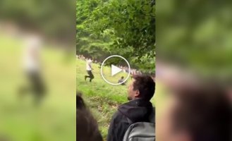 Эффектный полет участника гонки за сыром