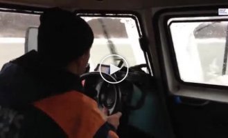 Спасатели спасли собаку провалившуюся под лед