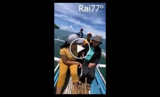 The fish “wrung out” the phone of a careless tourist taking a selfie on a boat