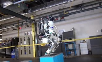 Робот Atlas компании Boston Dynamics научился делать сальто