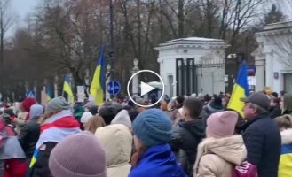 В Варшаве у посольства России прошел митинг в поддержку создания трибунала для путина