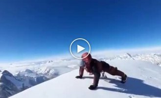 Отжимания на вершине одной из самых опасных гор мира