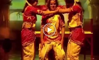 Виступ танцювального колективу на шоу талантів в Індії