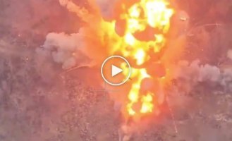 Detonation of the ammunition of a Russian tank near the village of Krynki, Kherson region