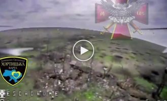 FPV дрон кошмпарить орківські окопи