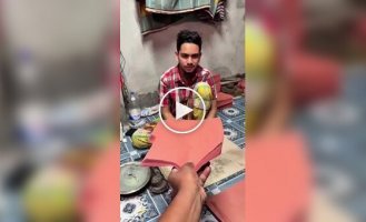 Быстрые руки: мужчина собрал сотню бумажных пакетов за считанные минуты