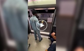 Пасажира метро «само видалили» за викинуте сміття