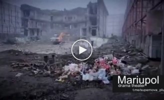 Маріуполь, руїни розбомбленого театру, де ховалися мирні мешканці. Окупанти тепер зауважують сліди своїх злочинів