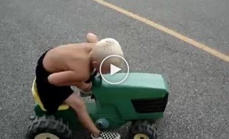 Ребенок развлекается на игрушечном тракторе