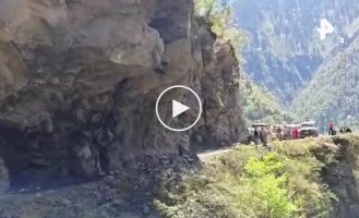 Обрушение скалы на дорогу в Индии