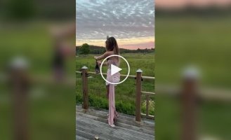 Девушка решила эффектно открыть шампанское