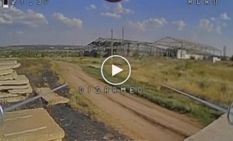 Український дрон-ждун із засідки атакує двох окупантів на квадроциклі