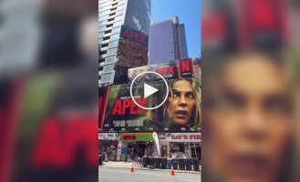 Шарлиз Терон покорила импровизированную «вершину» в центре Нью-Йорка