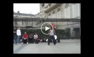 Невероятный танец уличного танцора в Париже