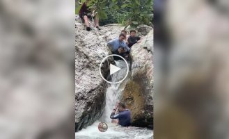 Мужчины спасли мальчика, застрявшего между огромными валунами в бурной реке